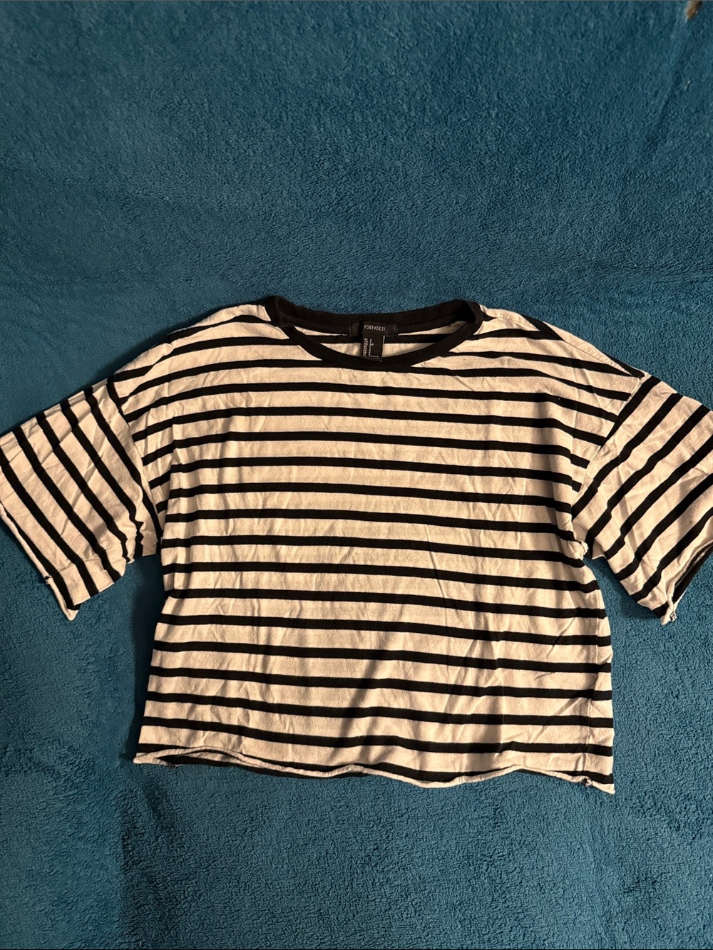 Forever 21 Black & White Striped Short Sleeve Cropped Tee
